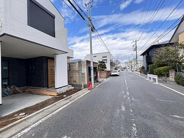 【前面道路】お車の出し入れも便利な前面道路です。歩道もしっかり整備されておりますので、小さなお子様がいらっしゃるファミリー層にも安心です。