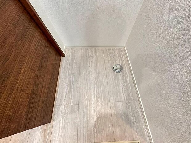 【ランドリースペース】縦型・ドラム式にも対応したランドリースペース。窓を設置し換気もスムーズに行えます。バルコニーと同フロアなのでお洗濯後そのまま洗濯物を干すことが出来る家事同線です。【施工例写真】