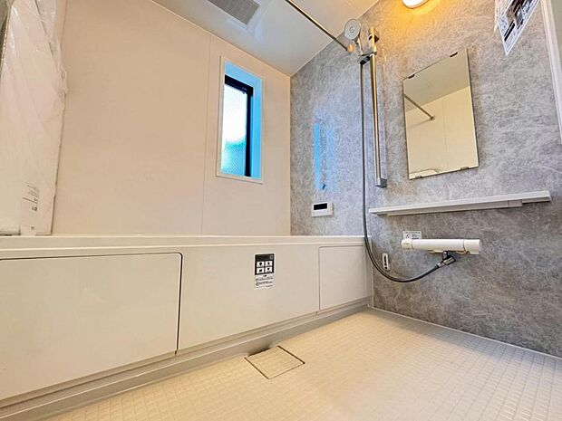 【バスルーム】一日の疲れを癒すバスルームは広々一坪タイプ。足を伸ばしてゆったりと浴槽に浸かっていただけます。雨の日や花粉の時期のお洗濯に最適な浴室換気乾燥機能もございます。