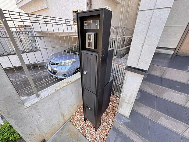 【宅配BOX】大型宅配物もしっかり保管出来る宅配BOXが設置されております。留守中の荷物の受け渡しもスムーズに♪長期不在時もご安心いただけます。