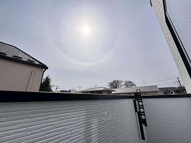 【眺望】圧迫感がなく、見晴らしや陽当りも良好です。閑静で落ち着いた街並みは心に安らぎとゆとりを叶えてくれます。