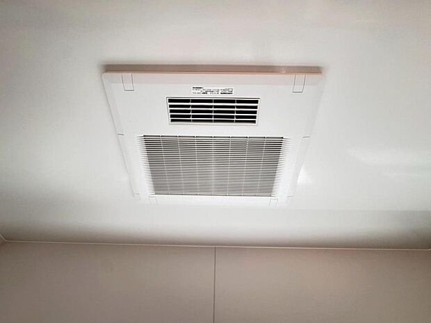 【浴室換気乾燥機】「浴室換気乾燥機」は梅雨の季節や春先の花粉の季節、最近ではPM2.5や黄砂の飛来対策としても外干しせずに室内で乾燥できるため、とても便利です。