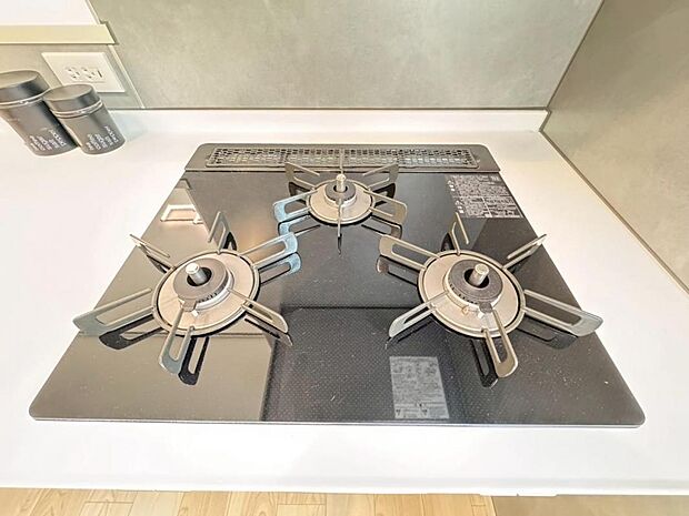 【3口ガスコンロ】3口ガスコンロを採用、同時に複数の調理を進められるため、調理時間が短縮できます。