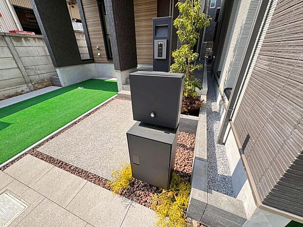 【宅配BOX】大型宅配物もしっかり保管出来る宅配BOXが設置されております。留守中の荷物の受け渡しもスムーズに♪長期不在時もご安心いただけます。