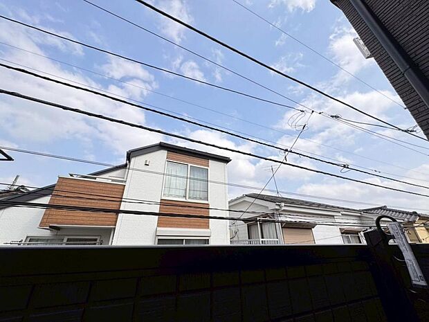 【眺望】圧迫感がなく、見晴らしや陽当りも良好です。閑静で落ち着いた街並みは心に安らぎとゆとりを叶えてくれます。