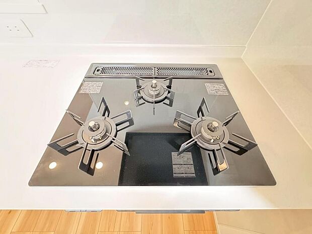 【3口ガスコンロ】3口ガスコンロを採用、同時に複数の調理を進められるため、調理時間が短縮できます。