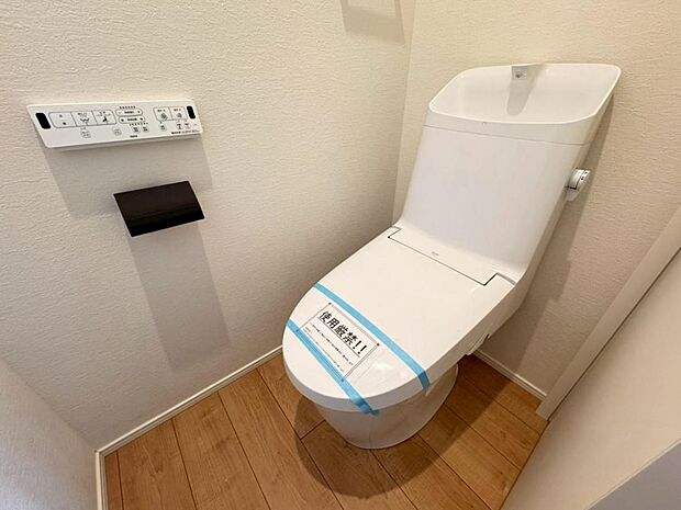 【トイレ】ウォシュレット一体型のトイレは壁付けリモコン式でスッキリとしたデザイン。トイレは1・2階に設置されております。