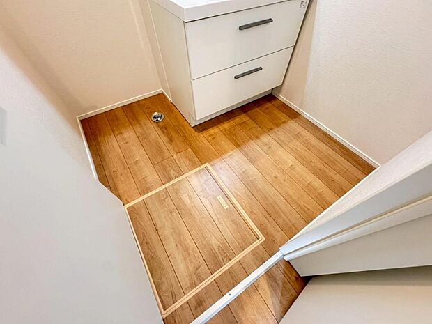 【脱衣場】コンパクトな広さながら、シンプルなデザインが印象的な脱衣場です。洗濯機、洗面台と日常的に使用するので使い勝手の良い空間に仕上げました。