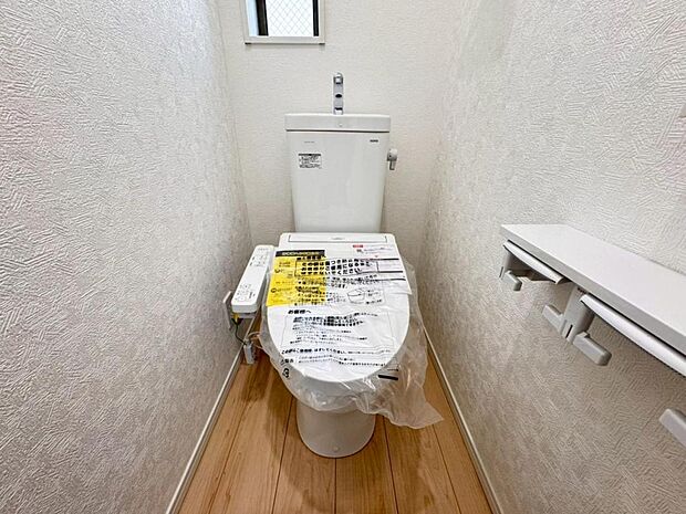 【トイレ】白を基調とし清潔感をデザインしたトイレ空間です。使い心地もしっかり追求した先進のトイレを搭載しております。
