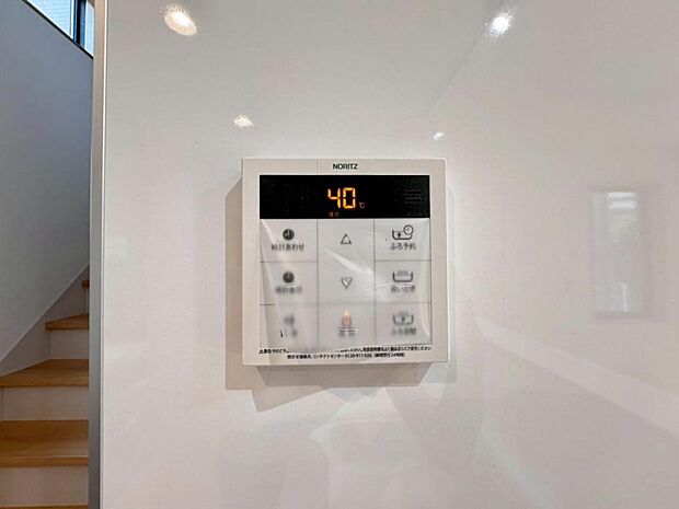 【オートバス】離れた場所からでも浴槽の操作が可能な追い焚き機能付きです。セミオート式になりますので操作も楽々。