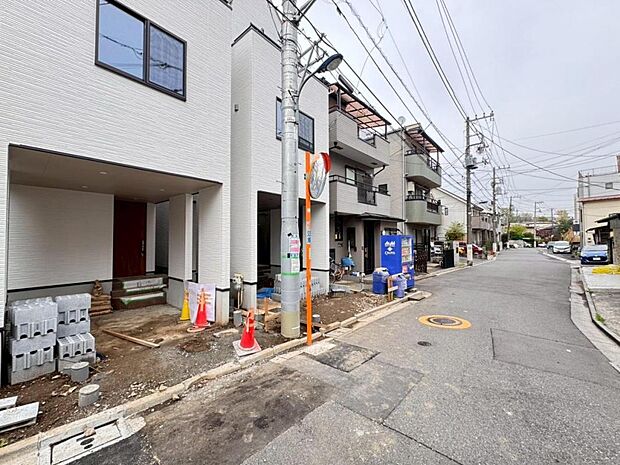 【前面道路】お車の出し入れも便利な前面道路です。歩道もしっかり整備されておりますので、小さなお子様がいらっしゃるファミリー層にも安心です。