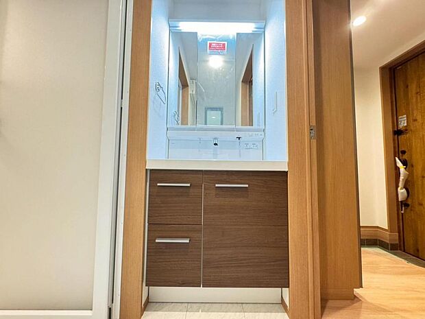 【洗面化粧台】実用性と機能美を兼ね備えた先進の洗面化粧台になります。耐水性や撥水性にも優れた仕様、3面鏡と一体となったキャビネットは収納力もUPします。