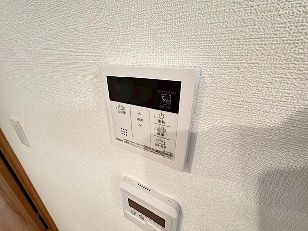 【オートバス】離れた場所からでも浴槽の操作が可能な追い焚き機能付きです。セミオート式になりますので操作も楽々。