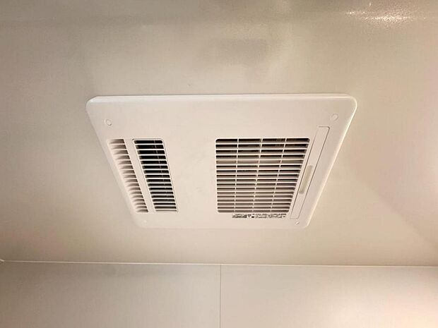 【浴室換気乾燥機】「浴室換気乾燥機」は梅雨の季節や春先の花粉の季節、最近ではPM2.5や黄砂の飛来対策としても外干しせずに室内で乾燥できるため、とても便利です。