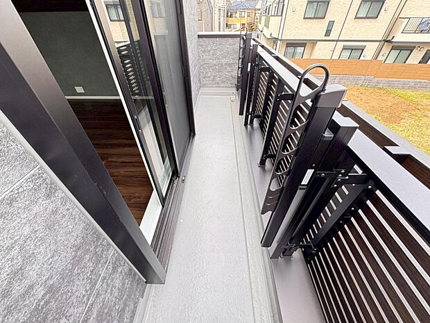 【バルコニー】陽当りの良いバルコニーはお洗濯物が効率よく乾きます。季節の光と風を感じられるとっておきの空間です。