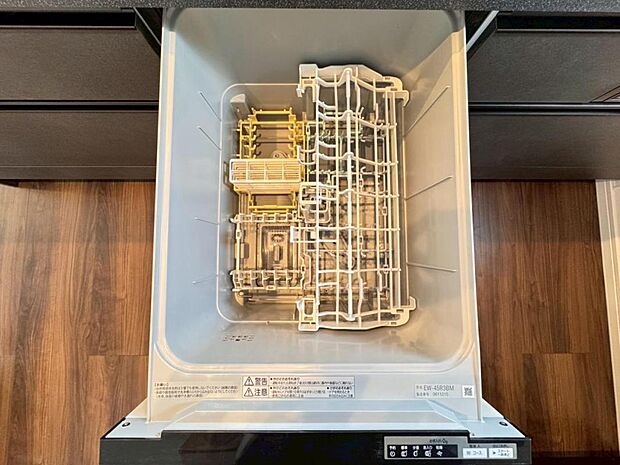 【食洗機】しつこい油汚れもサッと溶かして洗います。除菌も出来るので小さなお子様の食器洗いにも安心です。また、手洗いに比べて使用水量はごくわずか。時間と水道の節約になります。