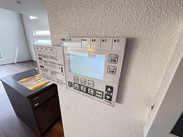 【床暖房】足元からじんわり暖まり、空気や肌が乾燥しにくく、また塵や埃も舞い上がりません。コードがなく室内はスッキリするので小さなお子様やペットがいるご家庭にも最適です。