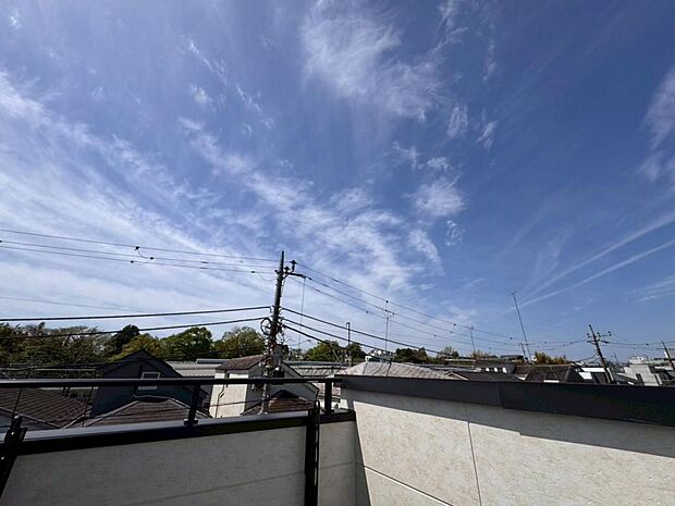 【眺望】陽当たり・通風・開放感・眺望に恵まれた環境です。周辺は高い建物がなく青い空が遠くまで広がります。