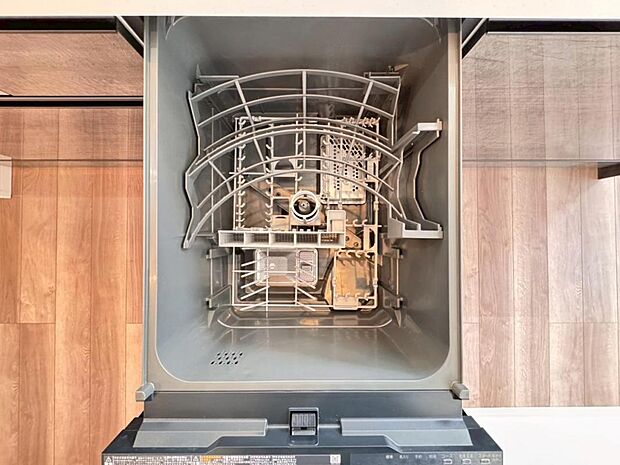 【食洗機】しつこい油汚れもサッと溶かして洗います。除菌も出来るので小さなお子様の食器洗いにも安心です。また、手洗いに比べて使用水量はごくわずか。時間と水道の節約になります。