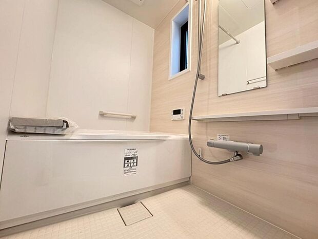 【バスルーム】一日の疲れを癒すバスルームです。いつでも温かいお湯に浸かっていただけるよう、追炊き機能がございます。また、雨の日や花粉の時期のお洗濯に最適な浴室換気乾燥機能もございます♪