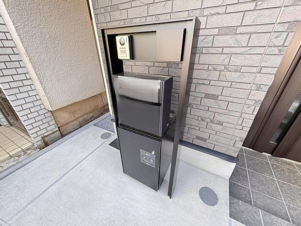【宅配BOX】大型宅配物もしっかり保管出来る宅配BOXが設置されております。留守中の荷物の受け渡しもスムーズに♪長期不在時もご安心いただけます。