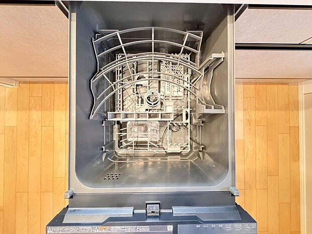 【食洗機】しつこい油汚れもサッと溶かして洗います。除菌も出来るので小さなお子様の食器洗いにも安心です。また、手洗いに比べて使用水量はごくわずか。時間と水道の節約になります。