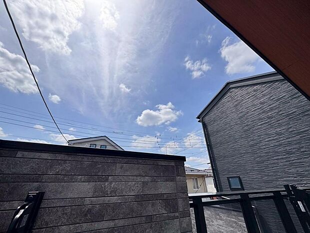 【眺望】圧迫感がなく、見晴らしや陽当りも良好です。閑静で落ち着いた街並みは心に安らぎとゆとりを叶えてくれます。