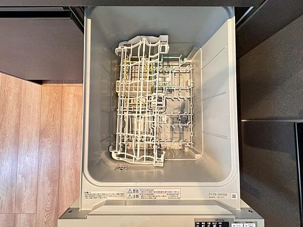 【食洗機】しつこい油汚れもサッと溶かして洗います。除菌も出来るので小さなお子様の食器洗いにも安心です。また、手洗いに比べて使用水量はごくわずか。時間と水道の節約になります。