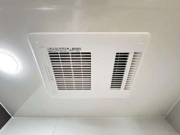 【浴室換気乾燥機】「浴室換気乾燥機」は梅雨の季節や春先の花粉の季節、最近ではPM2.5や黄砂の飛来対策としても外干しせずに室内で乾燥できるため、とても便利です。