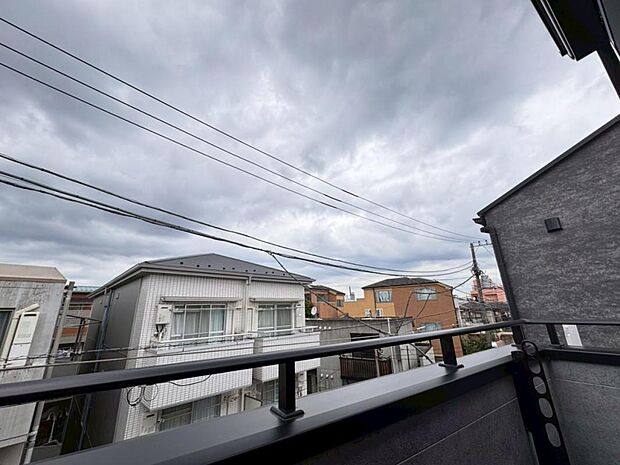 【眺望】陽当たり・通風・開放感・眺望に恵まれた環境です。周辺は高い建物がなく青い空が遠くまで広がります。