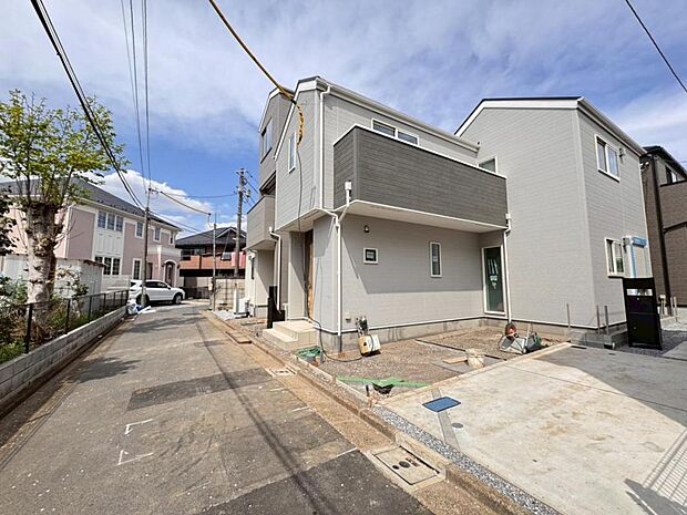 【前面道路】4M道路に面した立地で陽当りにも恵まれております。歩道もしっかり整備されておりますので、小さなお子様がいらっしゃるファミリー層にも安心です。