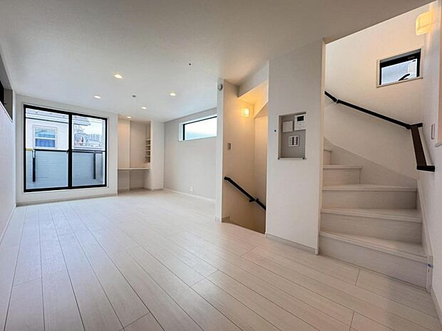 【リビング】リビングはご家族やお客様との時間など、多くの時を刻む空間。建築家が吟味を重ねたこだわりの設計です。