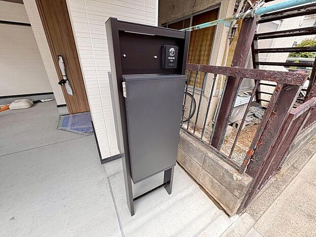 【宅配ボックス】不在時でも荷物が受け取れ、再配達依頼の手間が省ける宅配ボックスは、忙しい現代人のニーズに合った便利な設備です。