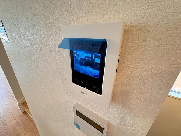 【モニター付きインターホン】ドアを開ける前に訪問者の顔を確認できます。不審者や無用なセールスだった場合に玄関を開ける必要がなく、防犯性を向上してくれます。