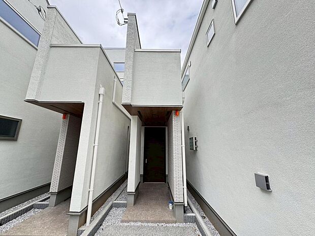 【外観】木造２階建て設計、３ＬＤＫ～４ＬＤＫ＋カースペース。前面道路は南側に面しており、1日中採光が室内を明るく演出します。