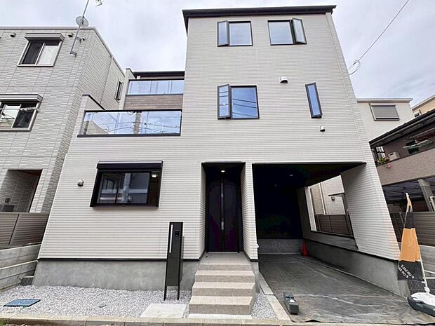 【外観】木造３階建て設計、４ＬＤＫ＋ルーフバルコニー＋カースペース。暮らしを豊かにサポートする仕様設備や広々としたキッチンなど魅力が詰まったお住まいです。