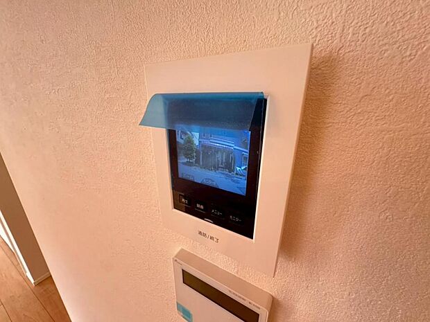 【モニター付きインターホン】ドアを開ける前に訪問者の顔を確認できます。不審者や無用なセールスだった場合に玄関を開ける必要がなく、防犯性を向上してくれます。