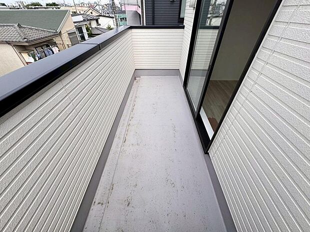 【バルコニー】陽当りの良いワイドバルコニーはお洗濯物が効率よく乾きます。季節の光と風を感じられるとっておきの空間です。