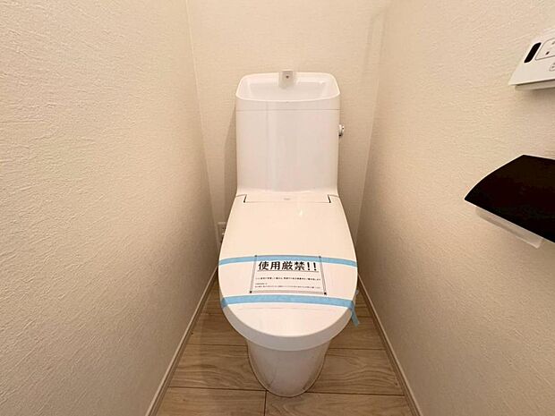 【トイレ】白を基調とし清潔感をデザインしたトイレ空間です。使い心地もしっかり追求した先進のトイレを搭載しております。
