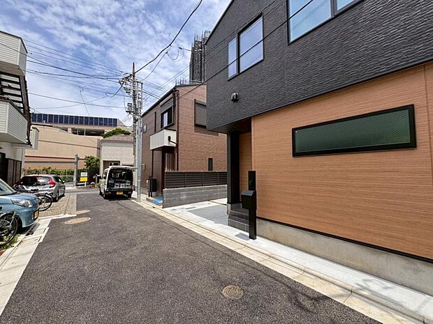 【前面道路】お車の出し入れも便利な前面道路です。歩道もしっかり整備されておりますので、小さなお子様がいらっしゃるファミリー層にも安心です。