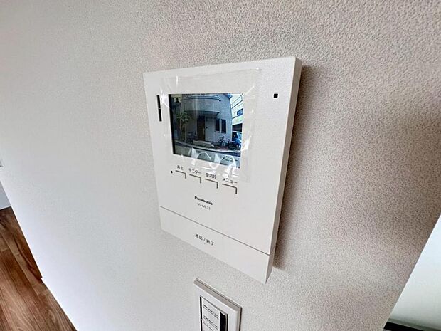 【モニター付きインターホン】ドアを開ける前に訪問者の顔を確認できます。不審者や無用なセールスだった場合に玄関を開ける必要がなく、防犯性を向上してくれます。