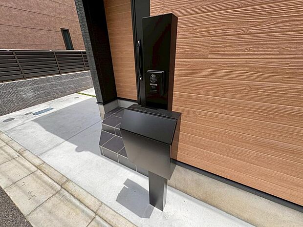 【ポスト】表札が付けられるインターホン付きの機能的な門柱ポストです。無駄のないシンプルなデザインなので、あらゆるお家に馴染みやすいのが魅力です。