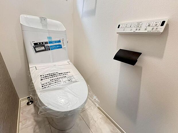 【トイレ】白を基調とし清潔感をデザインしたトイレ空間です。使い心地もしっかり追求した先進のトイレを搭載しております。