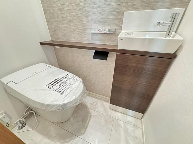 【トイレ】高機能タンクレスタイプのトイレを採用。見た目の美しさだけではなく、お手入れ・お掃除が簡単なのも重要なポイントです。