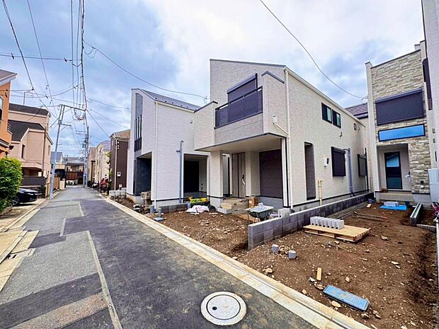 【前面道路】お車の出し入れも便利な前面道路です。歩道もしっかり整備されておりますので、小さなお子様がいらっしゃるファミリー層にも安心です。