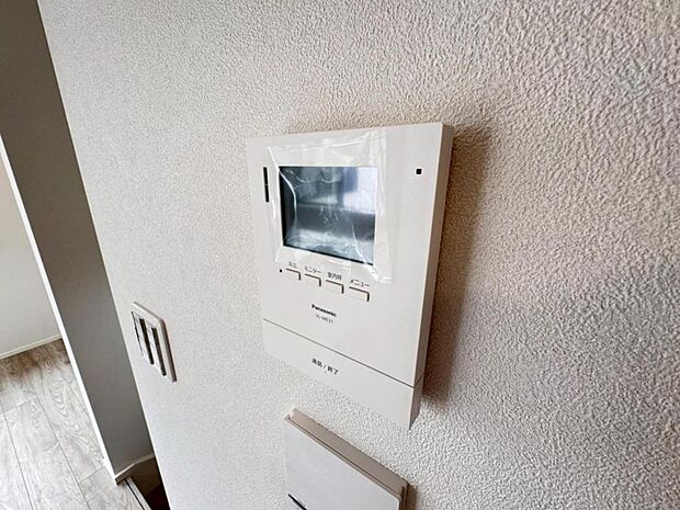 【モニター付きインターホン】ドアを開ける前に訪問者の顔を確認できます。不審者や無用なセールスだった場合に玄関を開ける必要がなく、防犯性を向上してくれます。