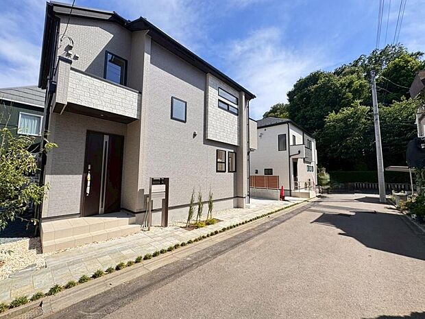 【前面道路】お車の出し入れも便利な前面道路です。歩道もしっかり整備されておりますので、小さなお子様がいらっしゃるファミリー層にも安心です。