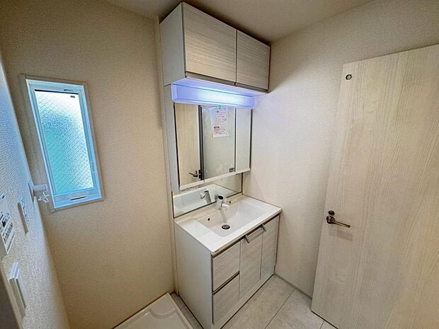 【洗面化粧台】実用性と機能美を兼ね備えた先進の洗面化粧台になります。耐水性や撥水性にも優れた仕様、3面鏡と一体となったキャビネットは収納力もUPします。
