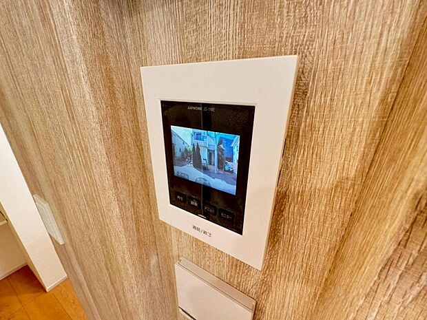 【モニター付きインターホン】ドアを開ける前に訪問者の顔を確認できます。不審者や無用なセールスだった場合に玄関を開ける必要がなく、防犯性を向上してくれます。