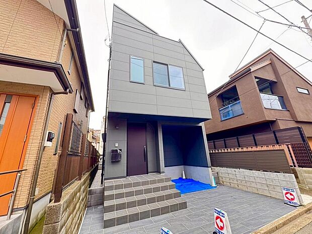 【外観】木造３階建て設計、４ＬＤＫ＋カースペース。暮らしを豊かにサポートする仕様設備や広々としたキッチンなど魅力が詰まったお住まいです。